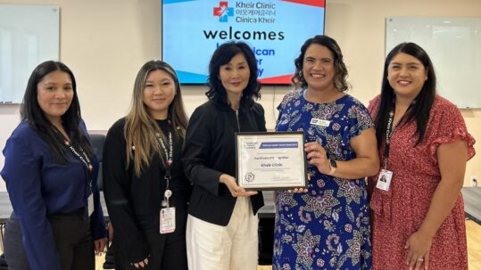 On the 7th, Erin Pak (center), CEO of Kheir Clinic receives a Certificate of Recognition from Ilda Zepeda, (second from the right), Deputy Director of Community Partnership of American Cancer Society.