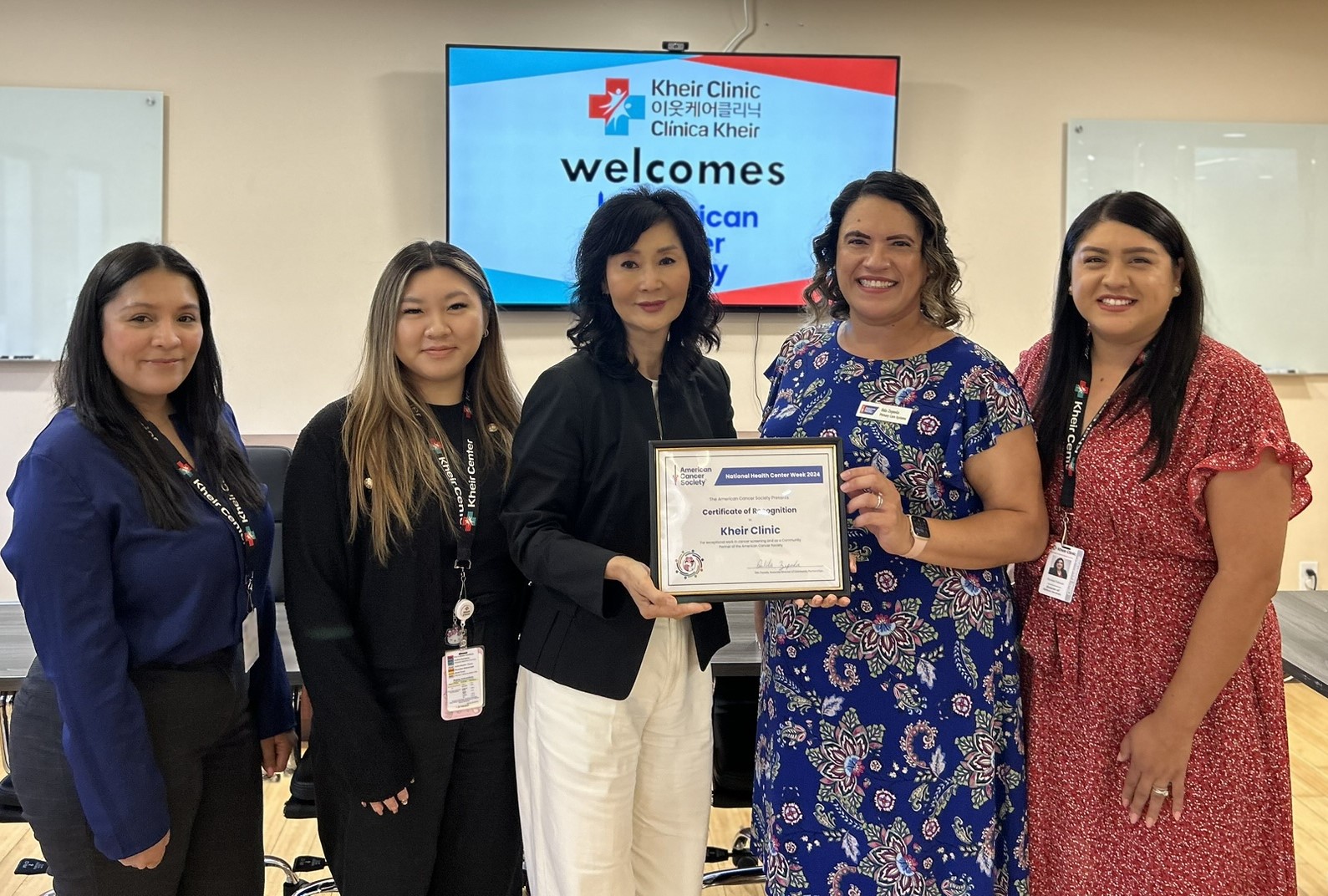 On the 7th, Erin Pak (center), CEO of Kheir Clinic receives a Certificate of Recognition from Ilda Zepeda, (second from the right), Deputy Director of Community Partnership of American Cancer Society.